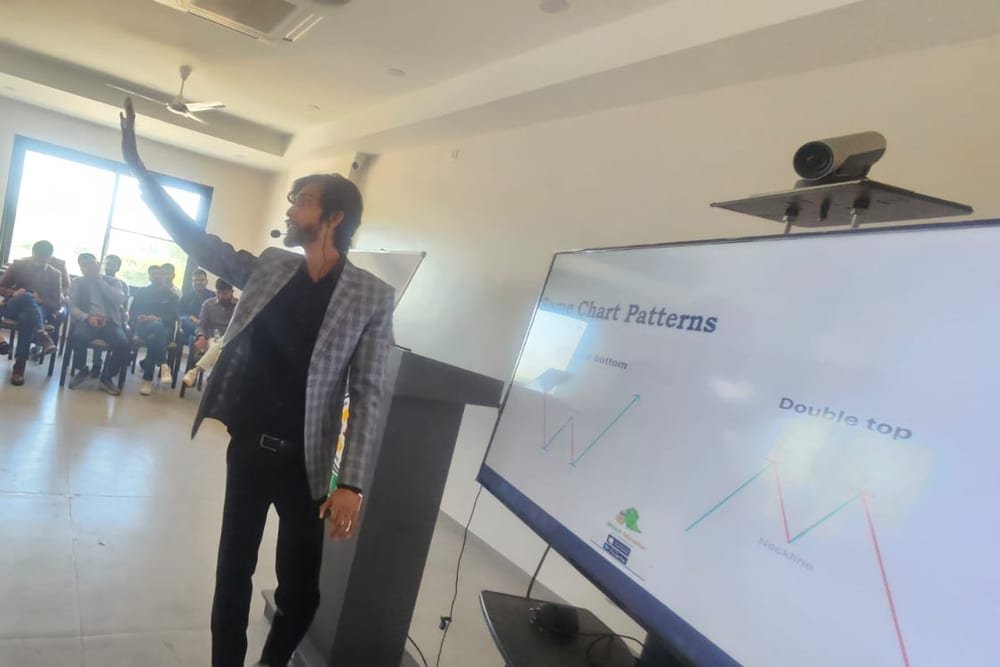 CA Prateek Dangi explaining chart patterns during a training session